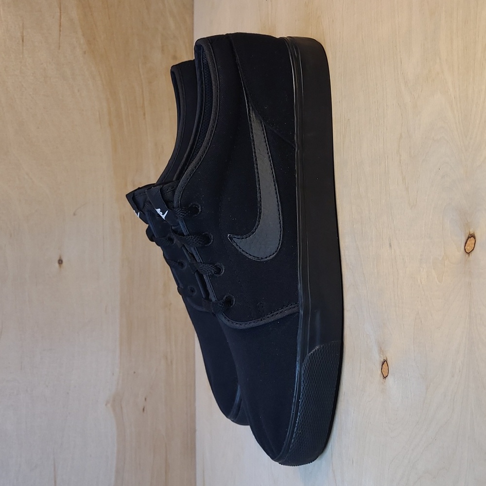 Nike Toki Low Triple Black Mens Sneakers - Picture 5 of 10